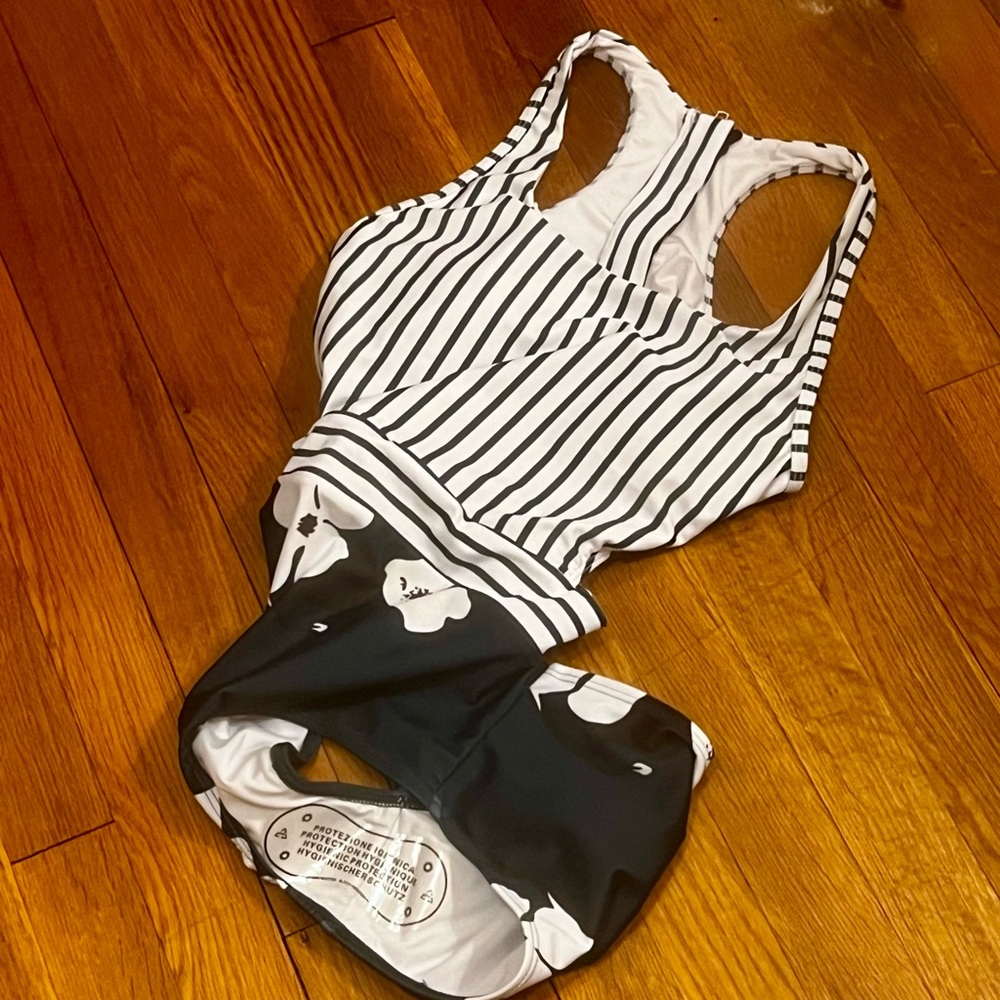 One-Piece Dark Green and White Striped Floral Swimsuit - Picture 3 of 8